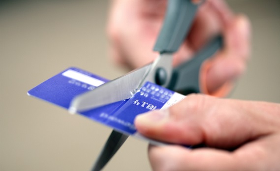 Banco é obrigado a suspender cartão de crédito consignado e cobranças abusivas