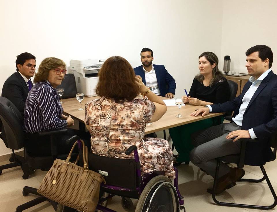 Os defensores públicos e a deputada Zenaide reunidos em volta da mesa. 