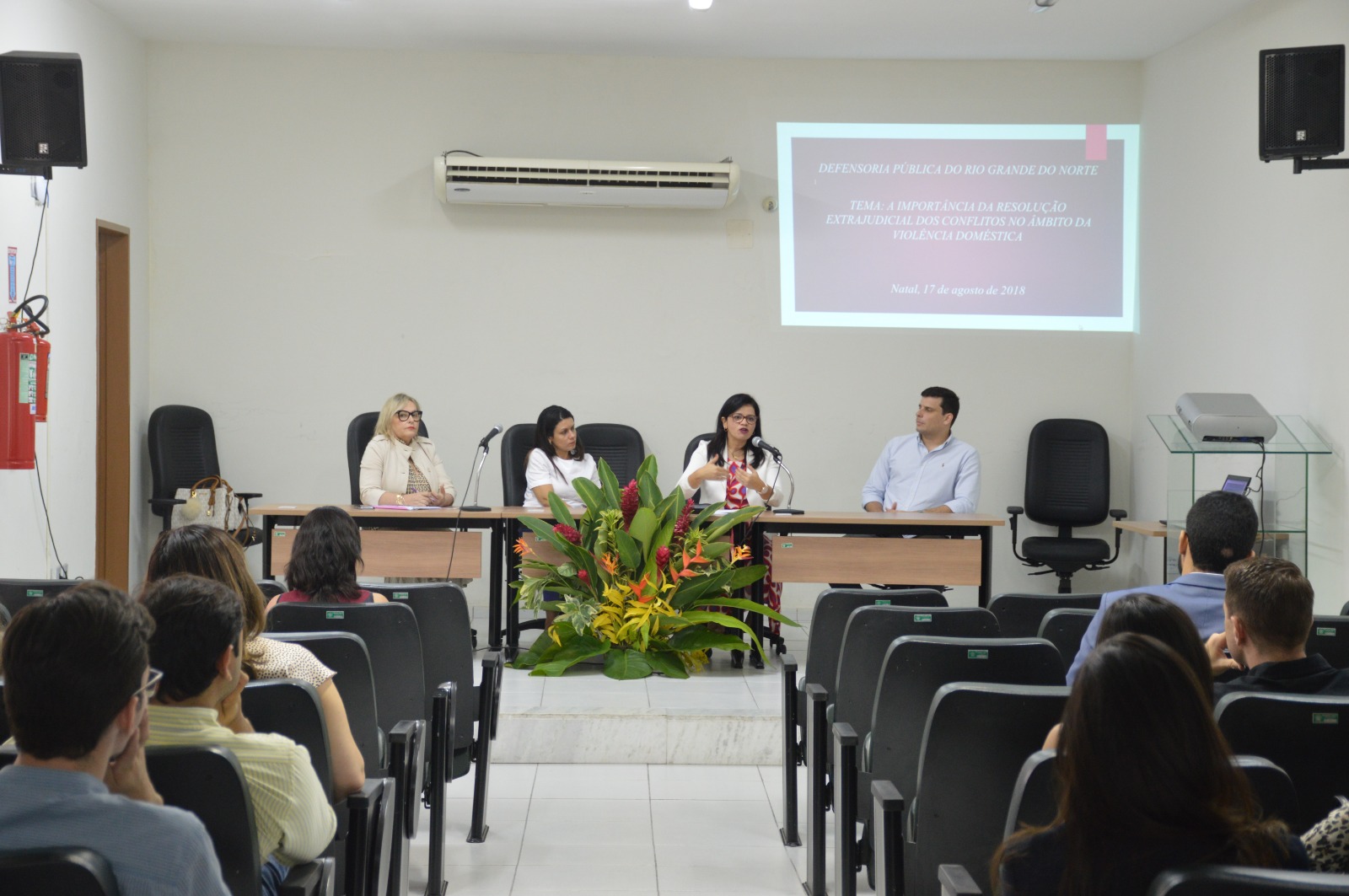 Defensores Públicos do RN participando de palestra sobre soluções extrajudiciais na área de violência doméstica