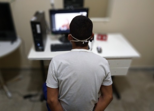 Internos recebem assistência jurídica por videoconferência