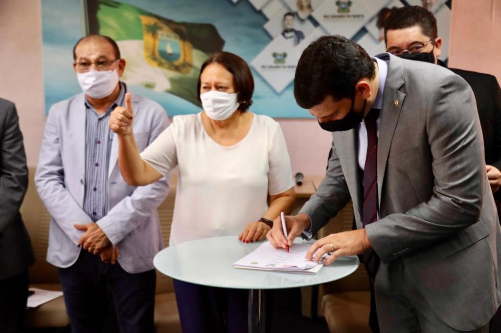 DPE/RN, MPRN e Governo do Estado assinam acordo para volta das aulas presenciais